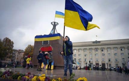 люди з прапорами України на площі