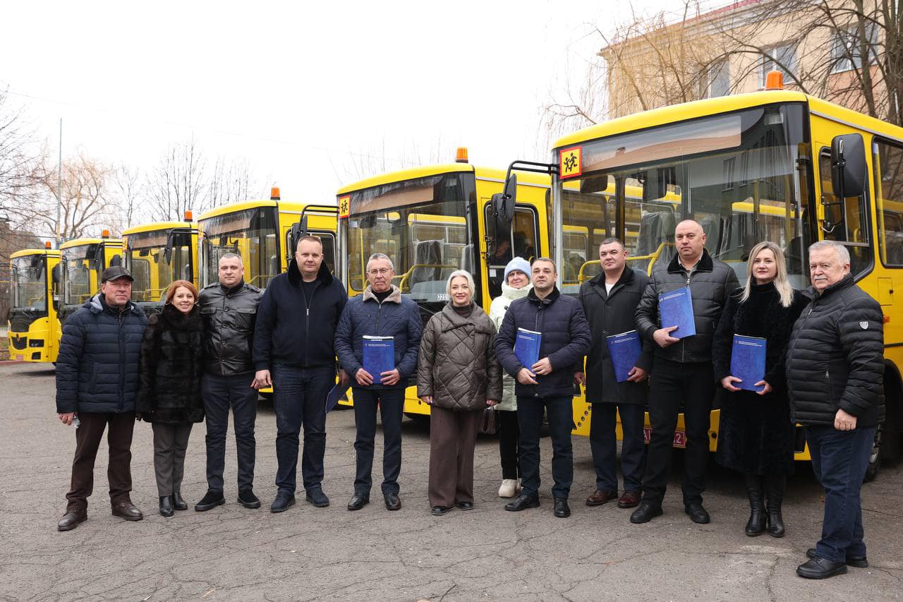 Громадам Вінниччини передали ще шість нових шкільних автобусів 