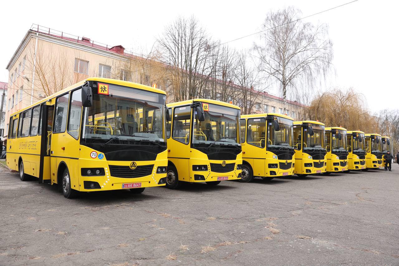 Громадам Вінниччини передали третю партію шкільних автобусів 