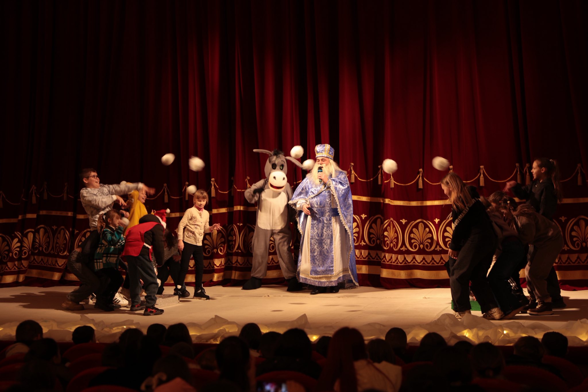 На Вінниччині для 3300 дітей, які особливо потребують підтримки, організували новорічне свято