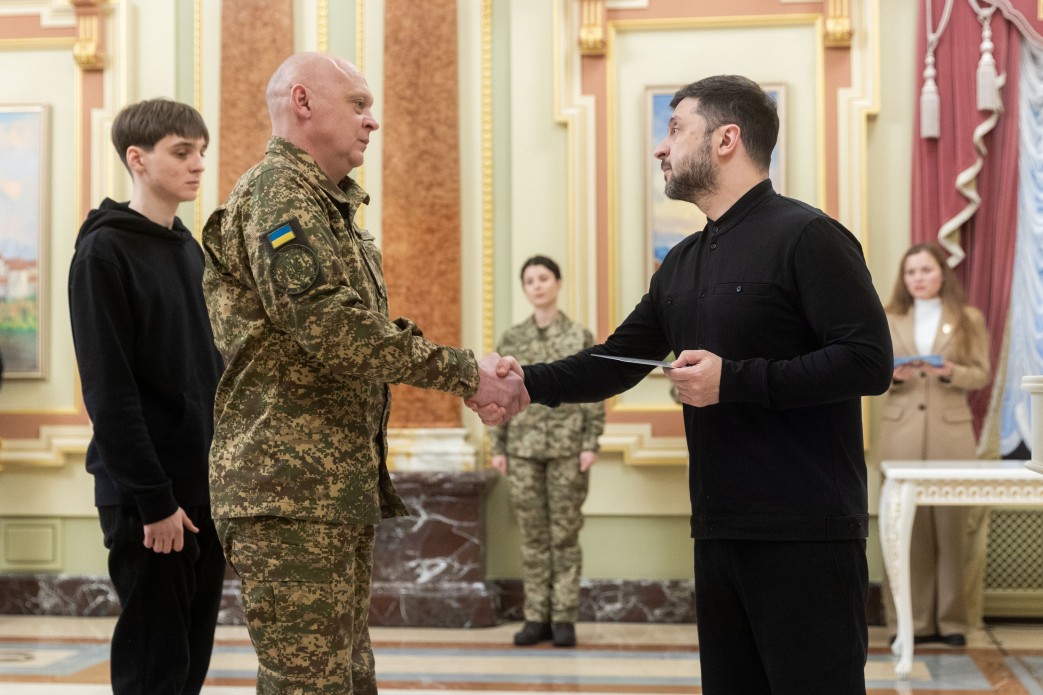 Україна не збереглася б, якби не було такого героїзму, який проявляють наші воїни – Президент під час вручення сертифікатів на квартири Героям України та рідним загиблих захисників