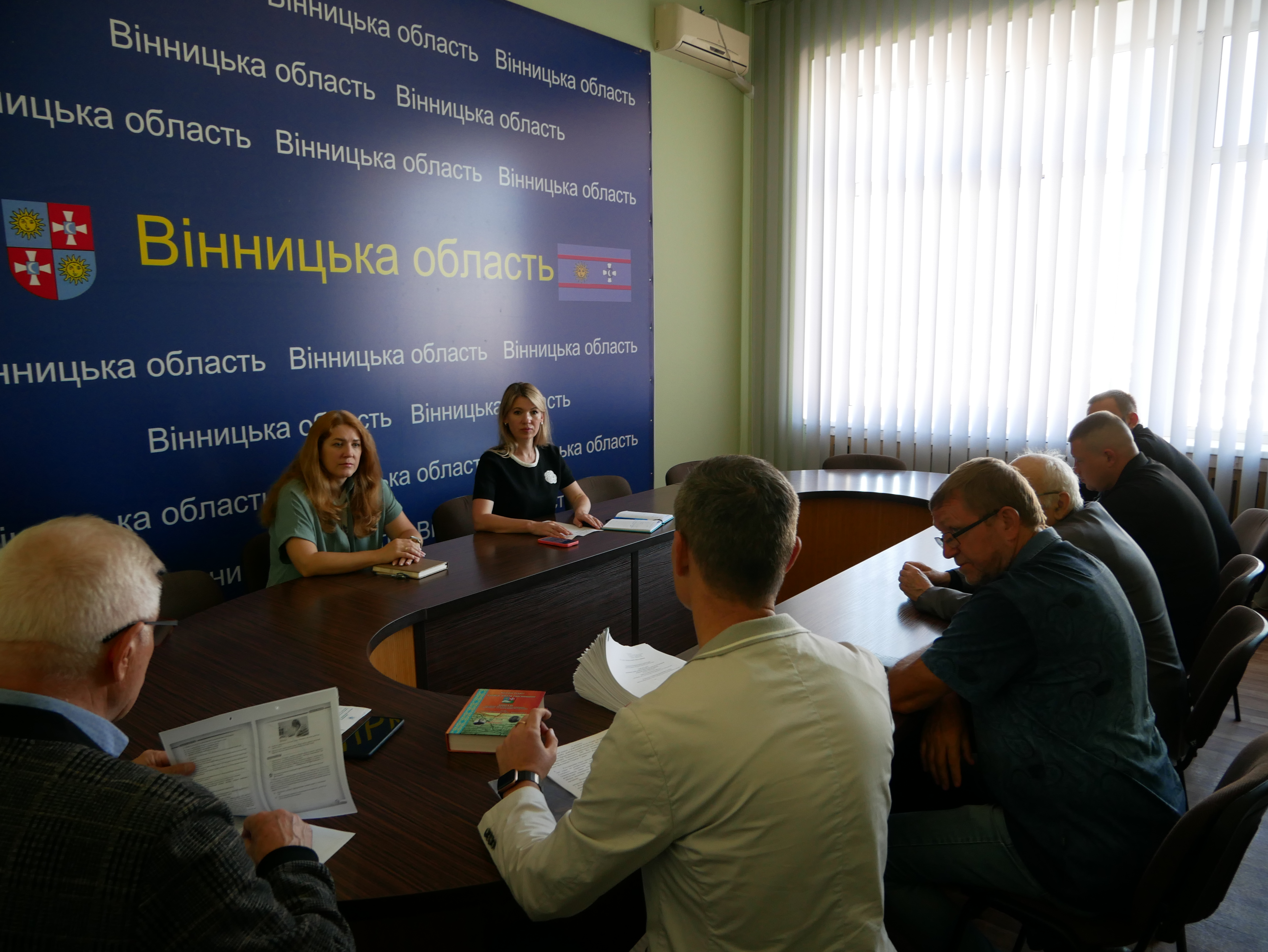 Засідання обласної комісії з реабілітації при облдержадміністрації. Люди сидять за круглим столом