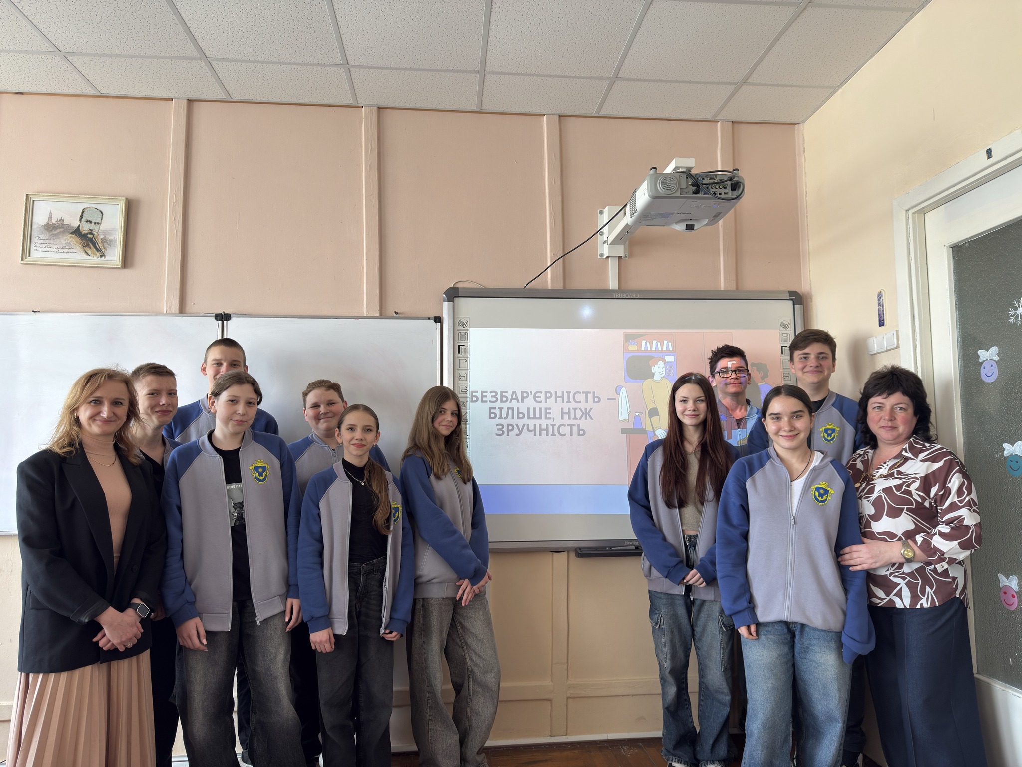 Люди стоять біля екрану проектора "Безбар'єрність більше, ніж зручність"