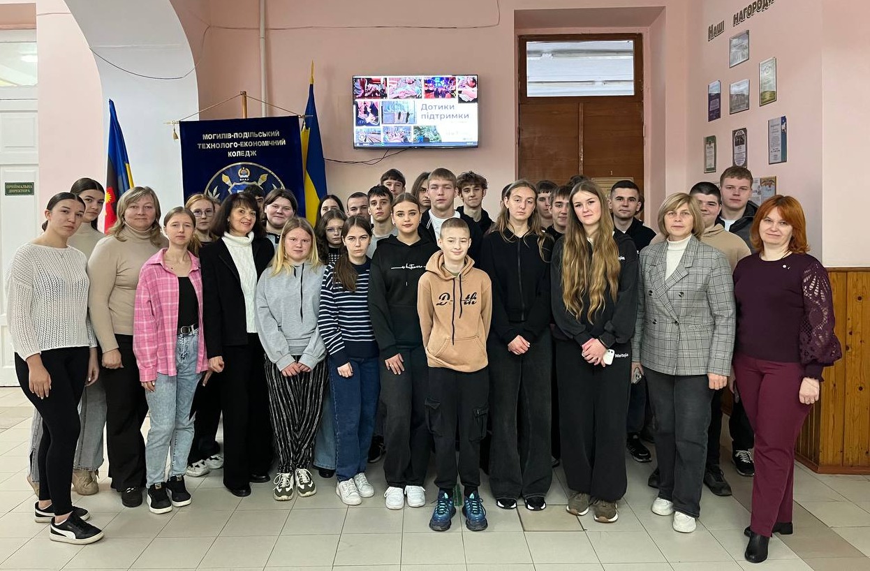 Група людей на заході 