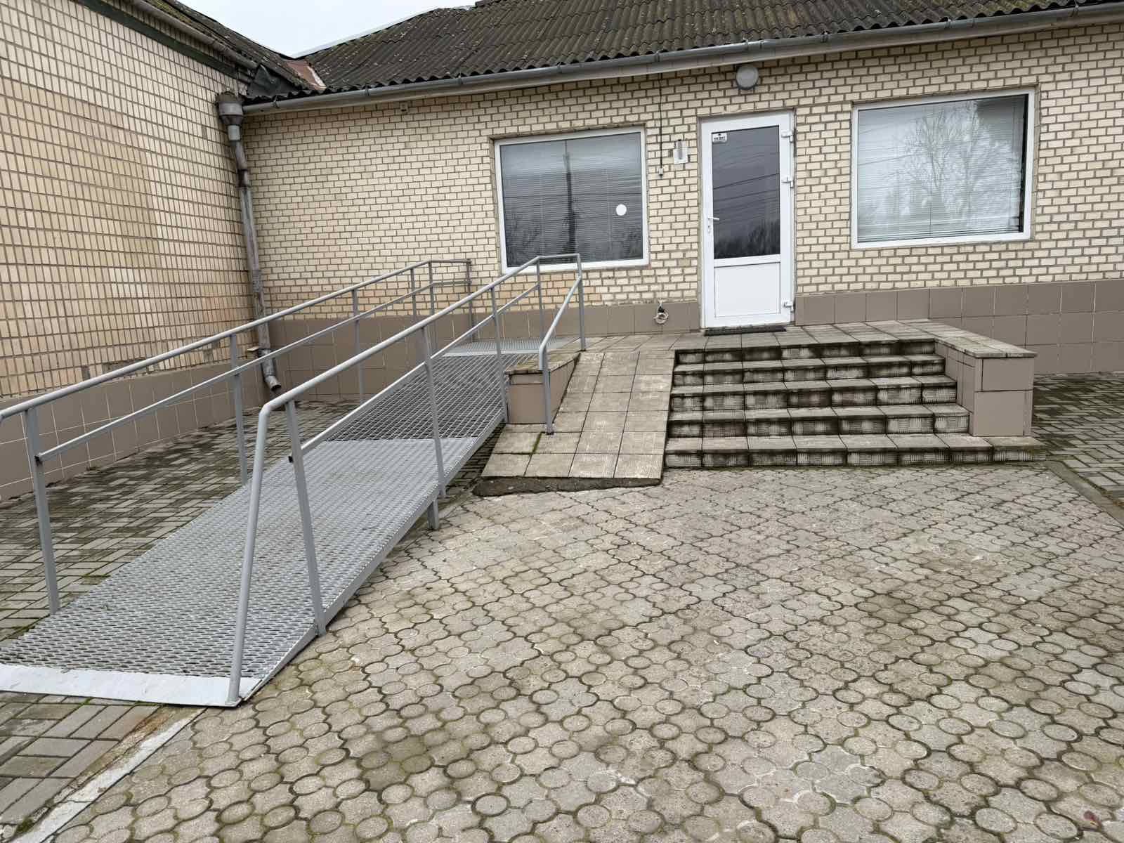 Вхід у приміщення оснащений металевим пандусом