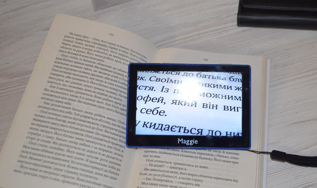 Пристрій для збільшення тексту на розгорнутій книжці