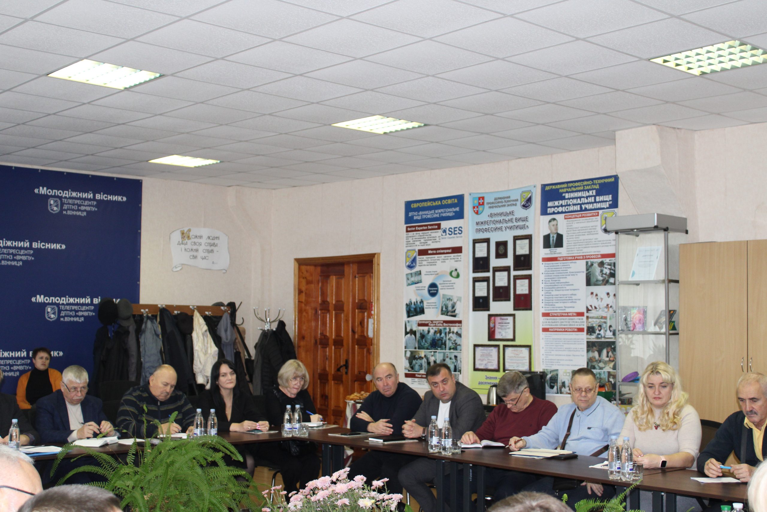 Учасники зібрання  за круглим столом