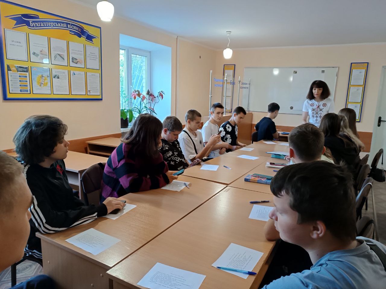 Люди в аудиторії за столом