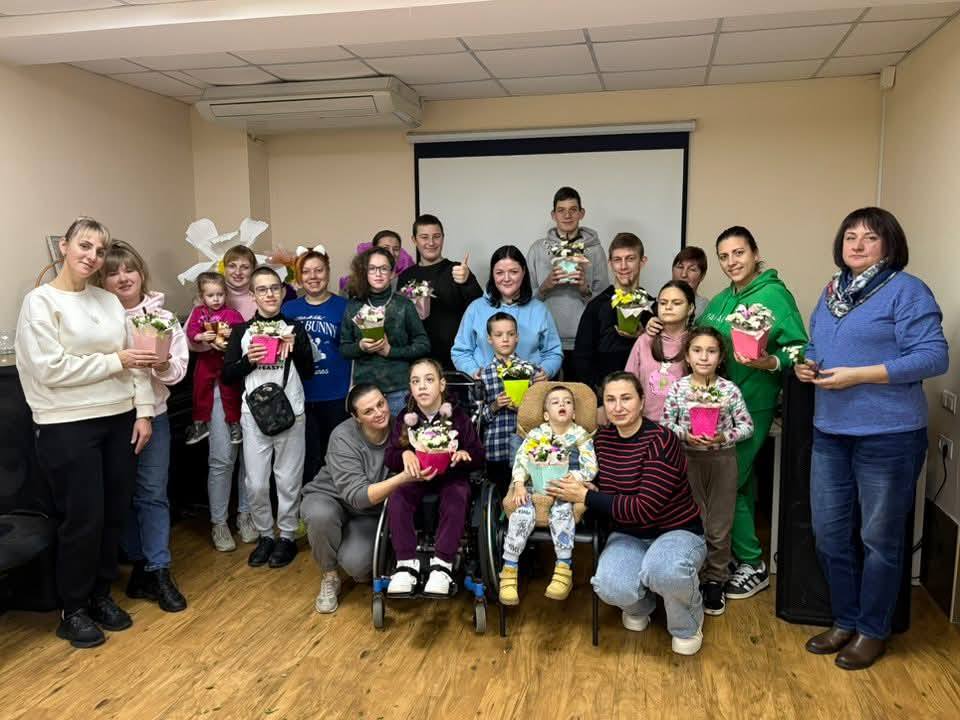 Діти і дорослі фотографуються в аудиторії