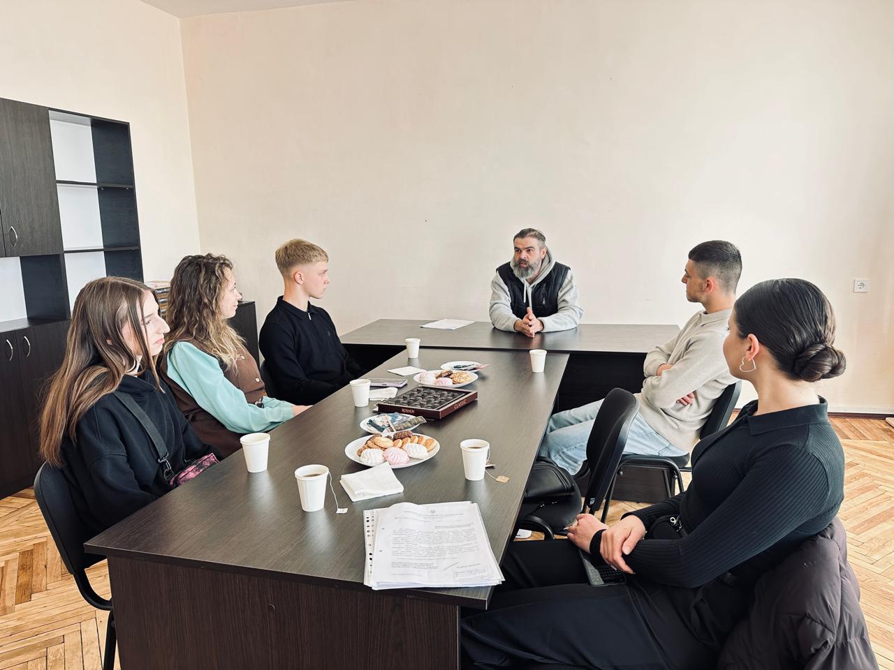 Головний спеціаліст Департаменту проводить бесіду з учнівською молоддю