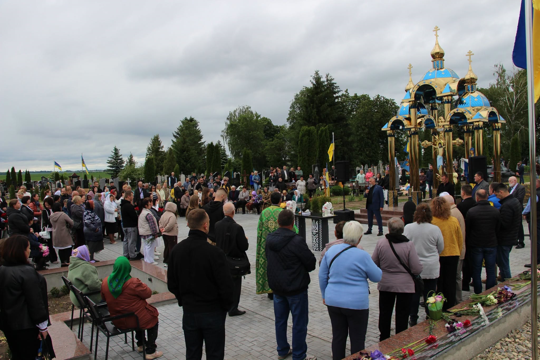 Представники ОВА, місцевої влади, духовенство та жителі громади зібрались на урочисте відкриття Алеї Слави та пам'яті в селі Стара Прилука