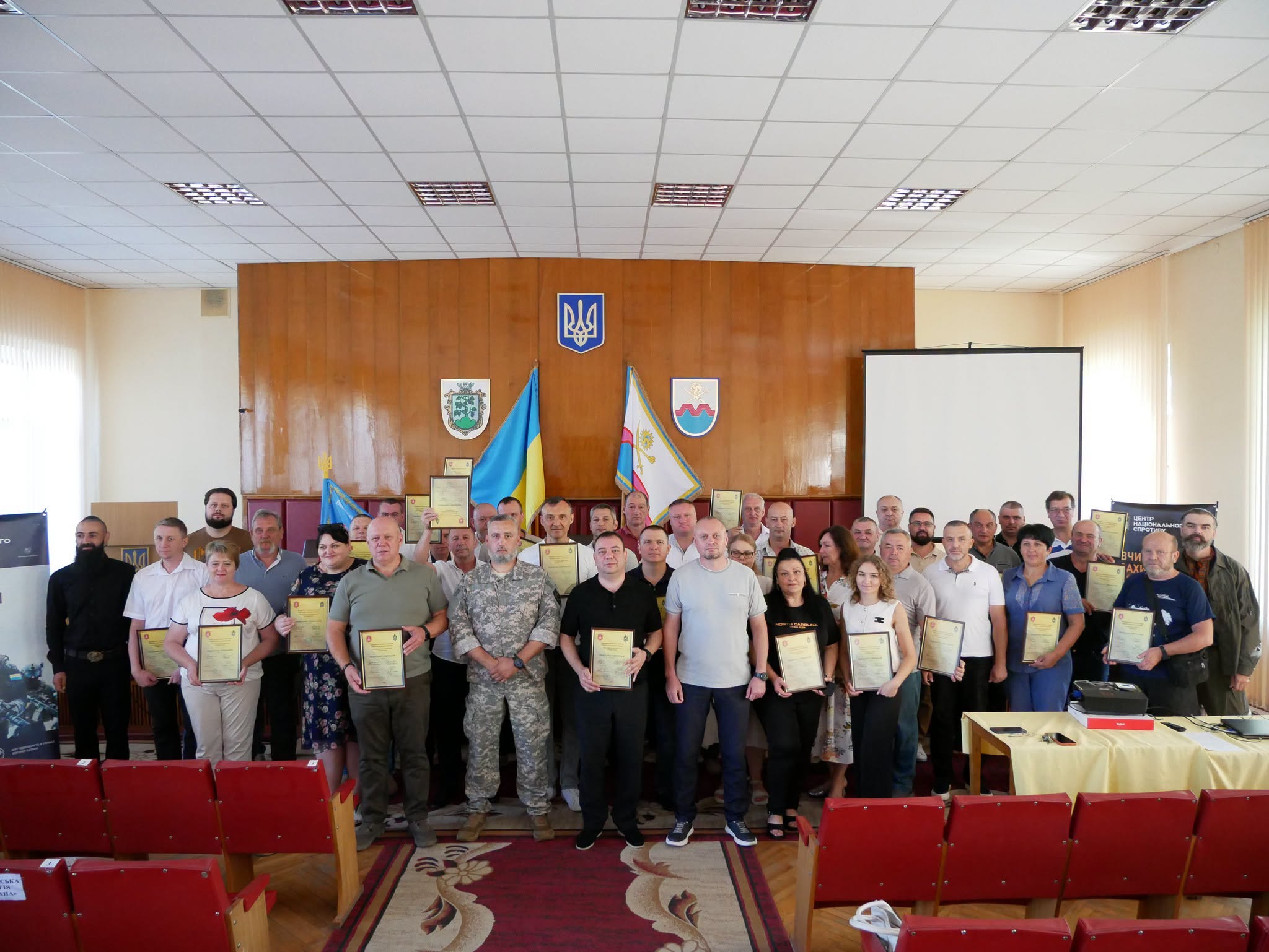 Група людей зібралась для фото з нагоди вручення сертифікатів про проходження курсу підготовки до нацспротиву