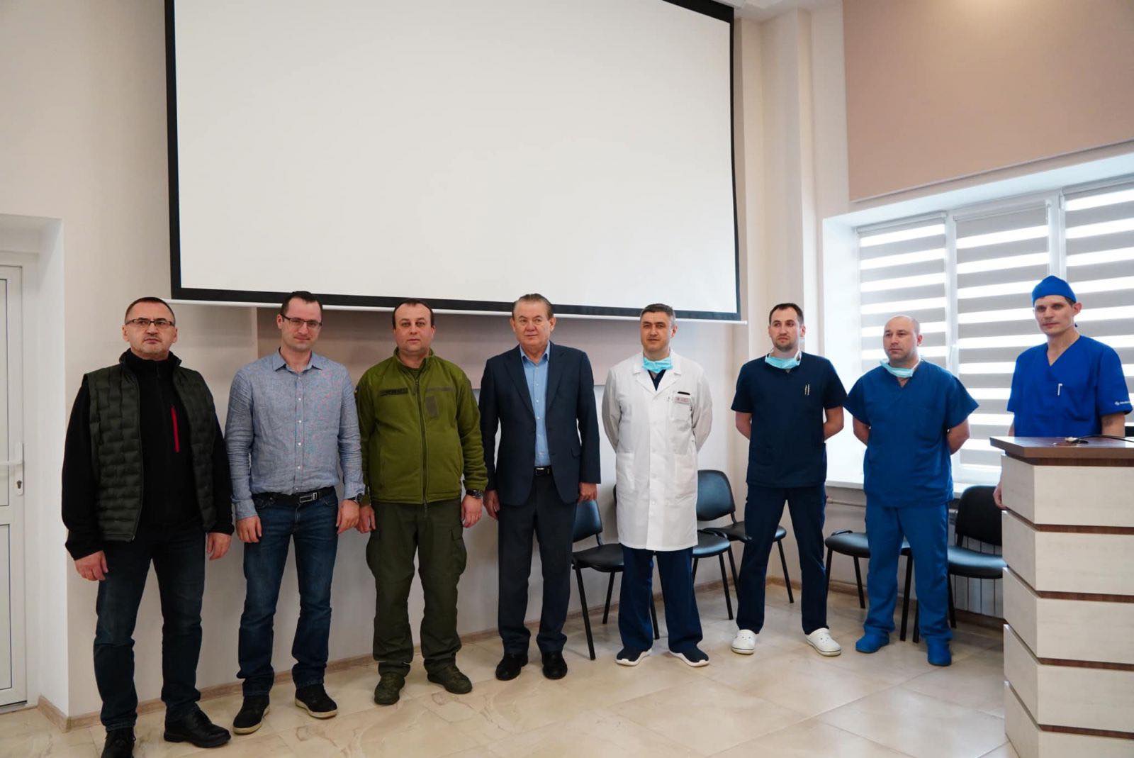 Фото Начальника ОВА Сергія Борзова, медичних працівників та учасників зустрічі