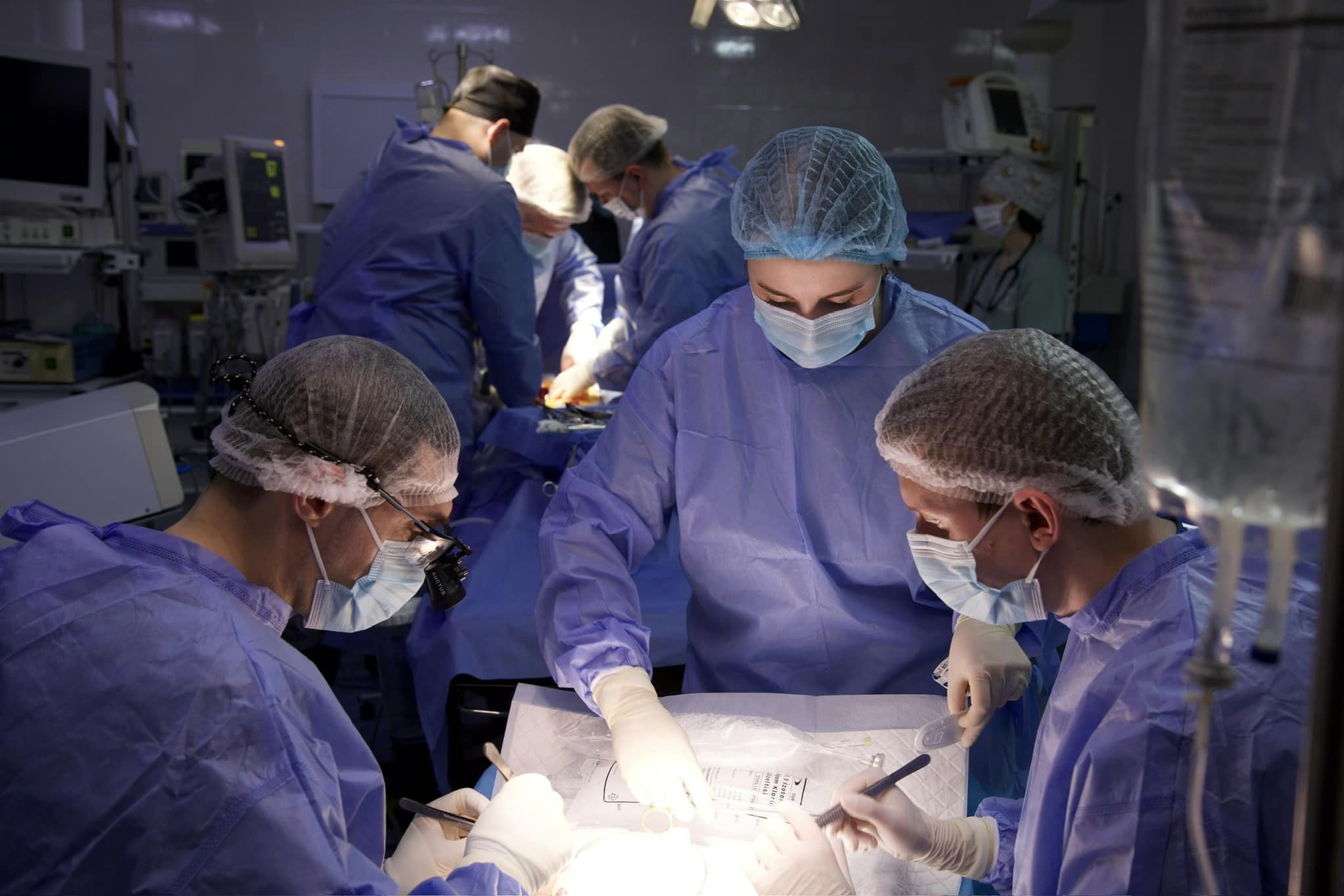 Група хірургів у операційній кімнаті.