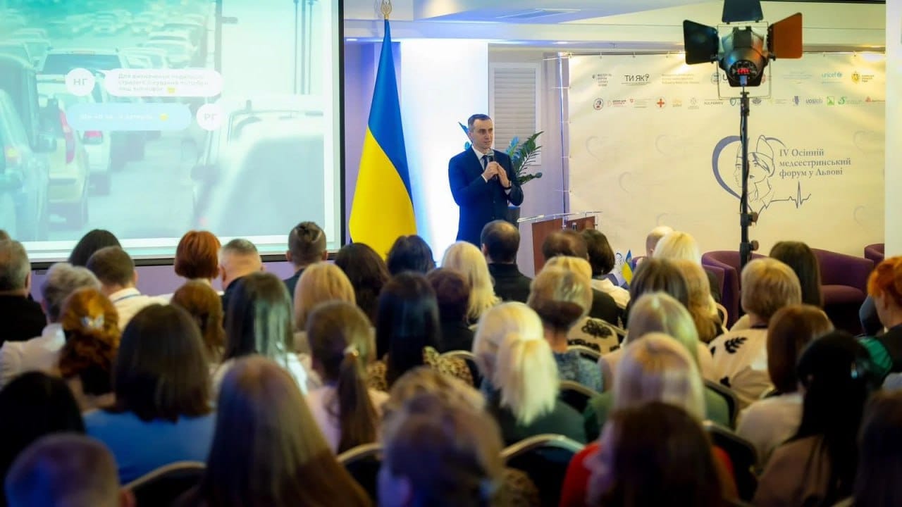 Чоловік проводить презентацію перед великою аудиторією, демонструючи свої ідеї та залучаючи слухачів.