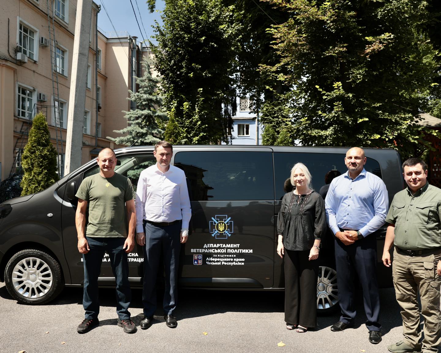 Керівники Вінницької ОВА та делегація Ліберецького краю Чеської Республіки під час передачі спеціалізованого автомобіля  Департаменту ветеранської політики