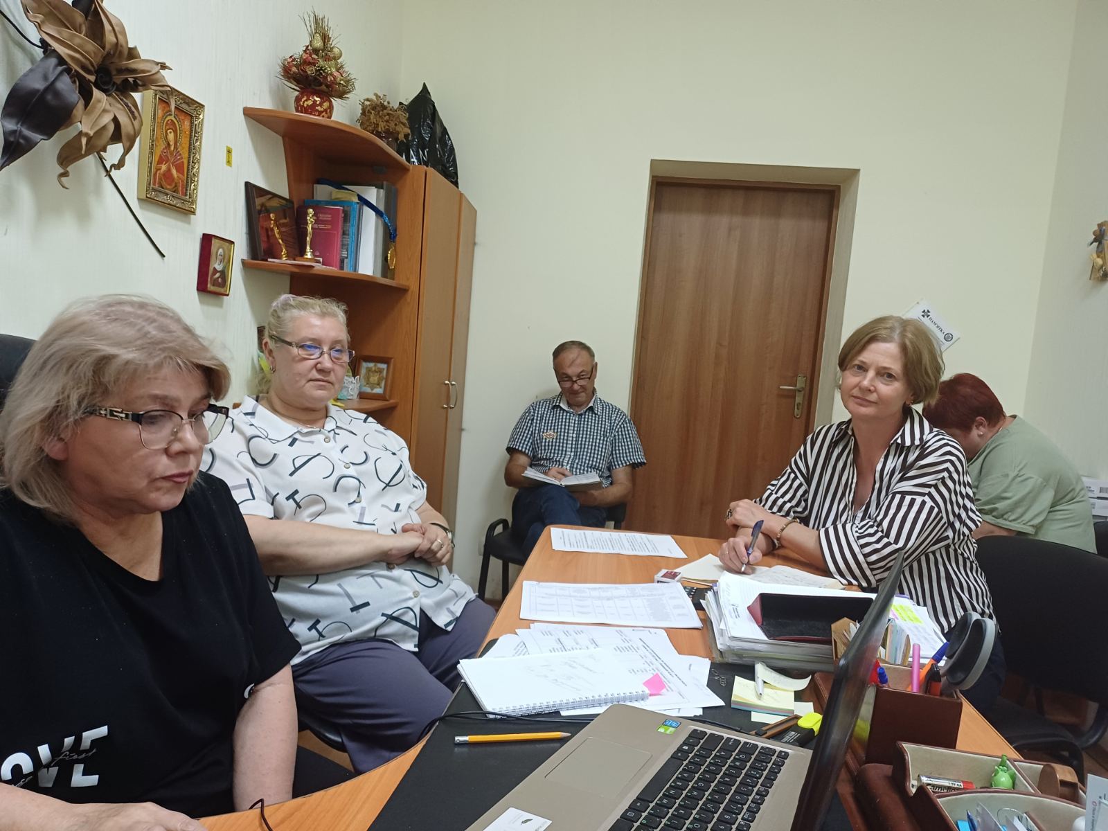 жінки за столом