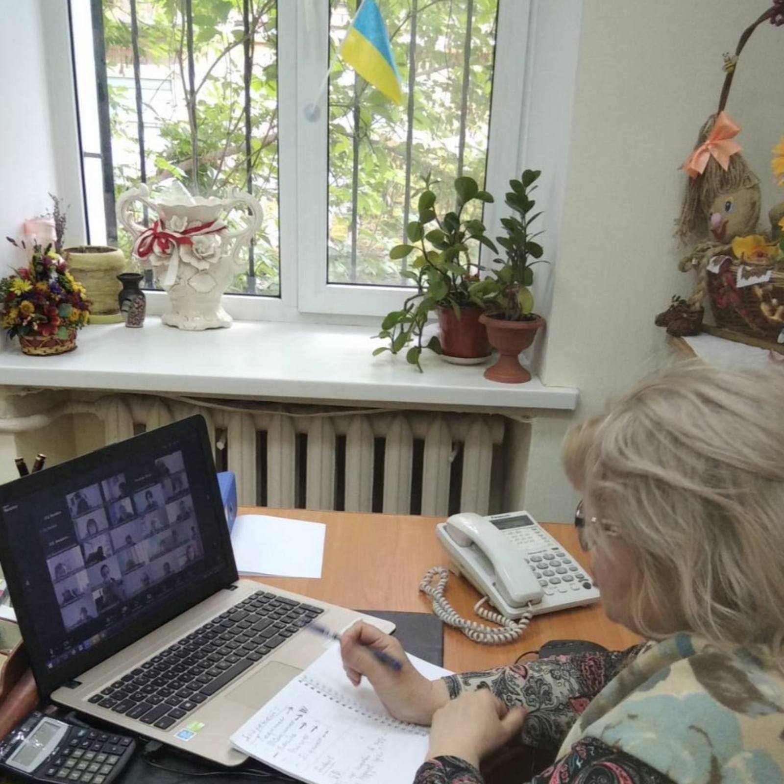 жінка за столом