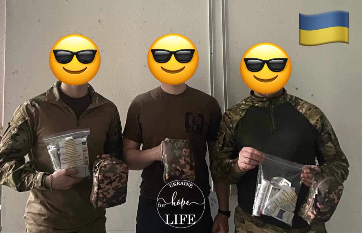Фото військовослужбовців з аптечками