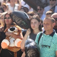 Люди вшановують пам’ять загиблих біля Меморіалу пам'яті жертв російського обстрілу міста 14 липня 2022 року