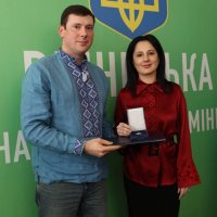 Народна депутатка України Ірина Борзова та заступник начальника управління освіти та науки Департаменту гуманітарної політики ОВА Анатолій Калєтнік, що отримав відзнаку Верховної Ради України