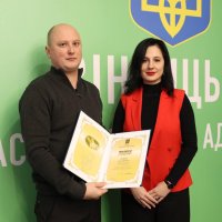 народна депутатка України Ірина Борзова та учасник заходу під час нагородження