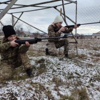 Двоє дівчат виконують завдання з стрілецької підготовки під час військово-патріотичного турніру «Патріотичний вогонь»