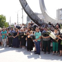 Люди вшановують пам’ять загиблих внаслідок ракетного обстрілу 14 липня 2022 року