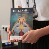 регіональна координаторка Всеукраїнської програми ментального здоров'я "Ти як?" у Вінницькій області Олена Бессараба тримає у руках книгу "Незламні"