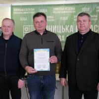 заступник Начальника ОВА Сергій Здітовецький, голова обласної Ради Вячеслав Соколовий та учасник заходу під час нагородження