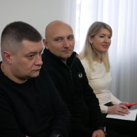 директорка Департаменту інформаційної діяльності та комунікацій з громадськістю ОВА Світлана Юзвак та учасники засідання