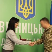 Народна депутатка України Ірина Борзова та учасник заходу, який отримав нагороду