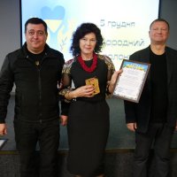 заступник Начальника ОВА Андрій Кавунець, заступник Голови обласної Ради Ігор Івасюк та учасниця нагородження