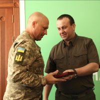 Начальник ОВА Сергій Борзов під час вручення державної нагороди військовому