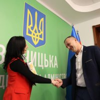 народна депутатка України Ірина Борзова та учасник заходу під час нагородження