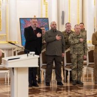 Президент України Володимир Зеленський та люди в залі