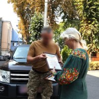 Перша заступниця Начальника ОВА Наталя Заболотна та військовий під час передачі автівки