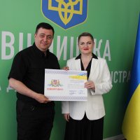 Заступник начальника ОВА Андрій Кавунець та учасниця заходу