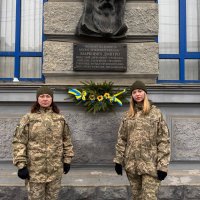 Покладання квіткової композиції до Меморіальної дошки Дмитра Марковича, який був Міністром юстиції в Уряді Директорії та головою Подільської і членом Центральної Ради Української Народної Республіки