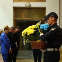 Поліцейський з корзиною квітів