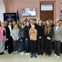 Група людей на заході