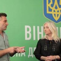 Перша заступниця начальника ОВА Наталя Заболотна з учасником заходу