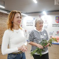 Очільниця ГО «Об’єднання родин Незламні» Вікторія Колмикова з учасницею заходу