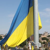 військовослужбовці, які тримають Державний Прапор України