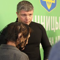 Заступник Начальника ОВА Олександр Піщик та люди у приміщенні