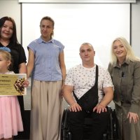 Міністерка у справах ветеранів України Наталія Калмикова та перша заступниця начальника Вінницької ОВА Наталя Заболотна під час вручення сертифікатів на придбання житла учасникам бойових дій та родинам загиблих Героїв