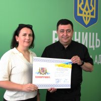 Заступник начальника ОВА Андрій Кавунець та учасниця заходу