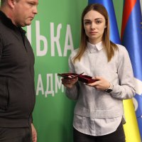 Заступник Начальника ОВА Олександр Піщик та жінка з нагородою в руках