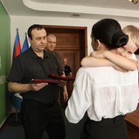 Начальник ОВА Сергій Борзов вручає посмертну нагороду