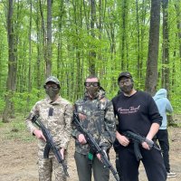 учасники військово-патріотичного вишколу під час гри в страйкбол